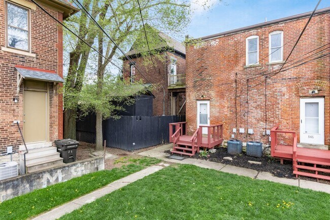 Building Photo - 848 Oak St