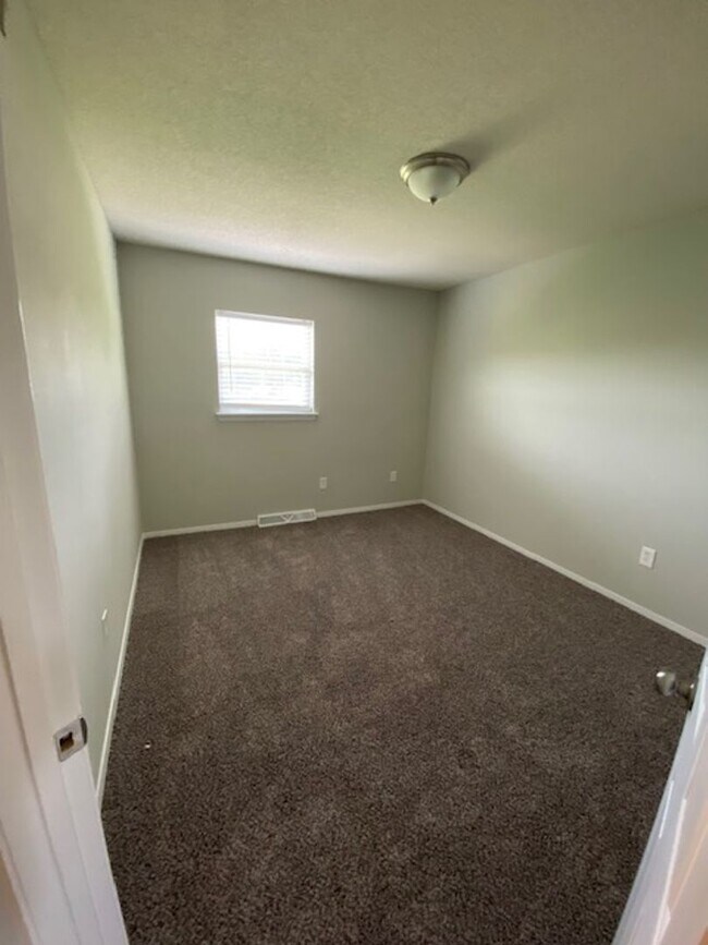 Building Photo - Three Level Condo with Garage