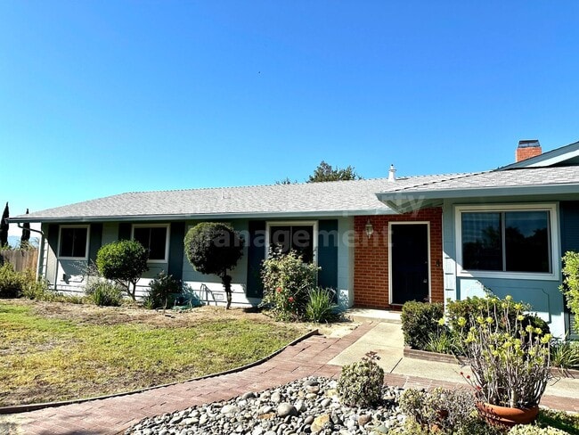 Building Photo - Beautiful 5 Bed, 2 Bath, 2,066 Sqft Pleasa...
