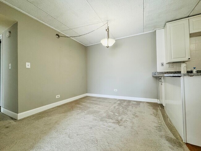 Building Photo - 5S070 Pebblewood Ln