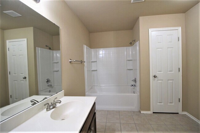 Building Photo - Wonderful 3 bed + office or 2nd living, 2 ...