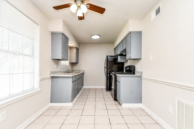 Building Photo - 1526 East Ave
