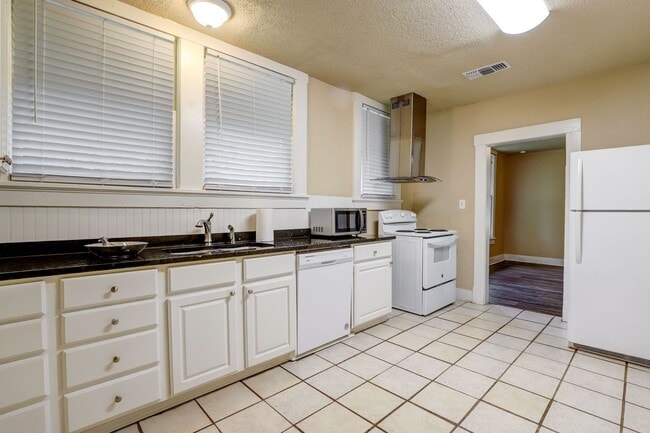 Building Photo - 3 Bedroom 1 Bathroom House for Rent in Texarkana, AR