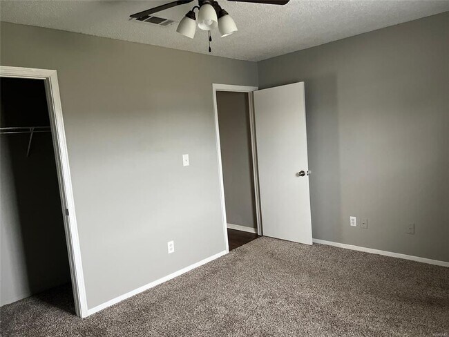 Building Photo - 1705 Deatsville Hwy