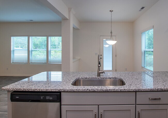 Building Photo - BEAUTIFUL 3 Bedroom in Midland Available A...