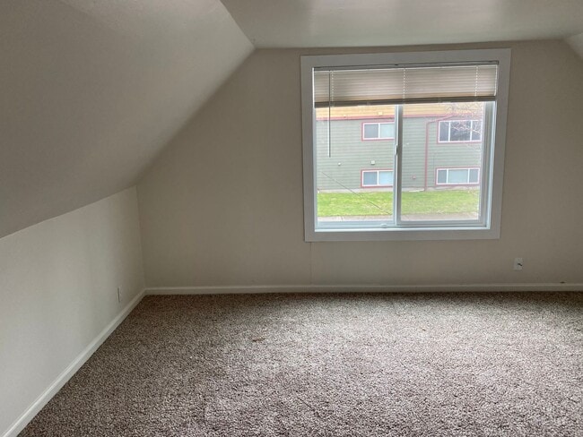 Building Photo - Newly Updated House 1 Mile From OSU Campus!