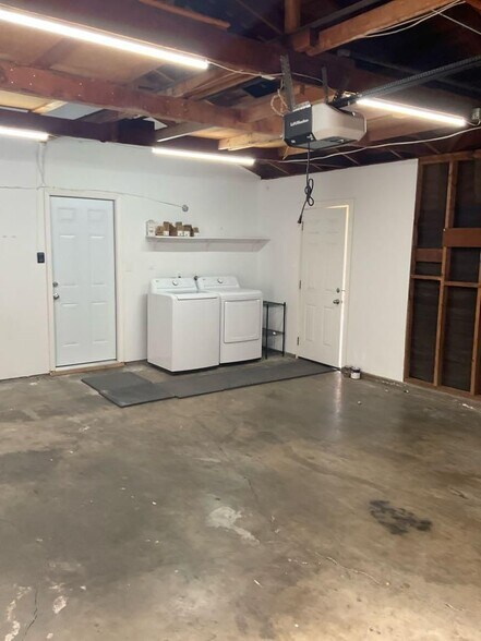 Building Photo - 6103 Templeton Dr