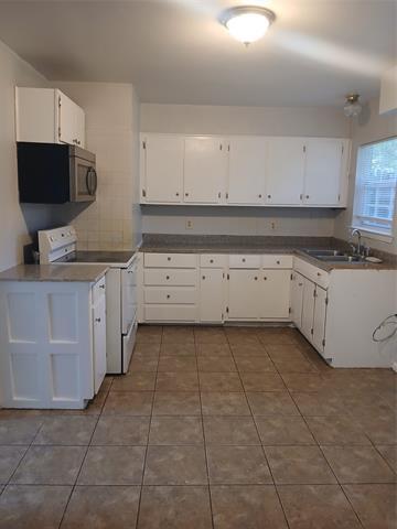 Building Photo - 12133 Hoblitzelle Dr