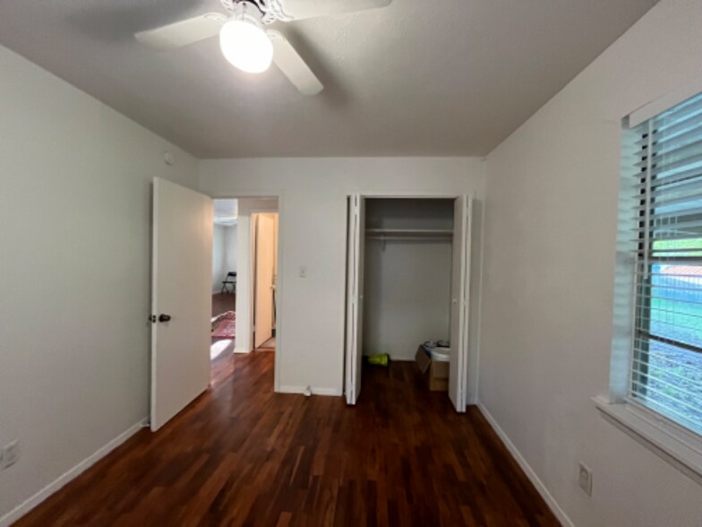 Building Photo - 102 E Pecan St