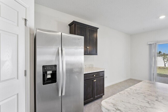 Building Photo - 357 SE Oakridge Dr