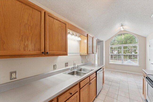 Building Photo - $500 RENT CREDIT | MOVE-IN READY! (Pet Friendly)