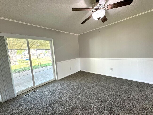 Building Photo - 1105 N Fern Ave