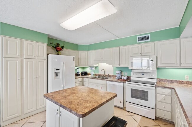 Building Photo - 8743 Thomas Dr