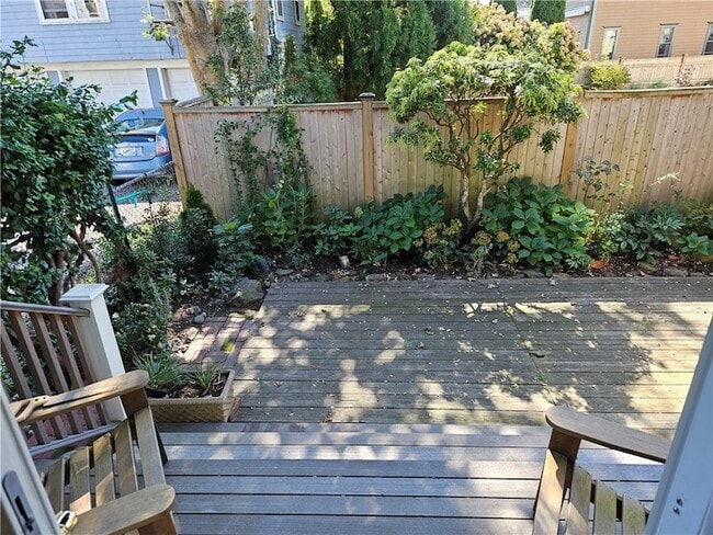 Building Photo - 10 Cherry St