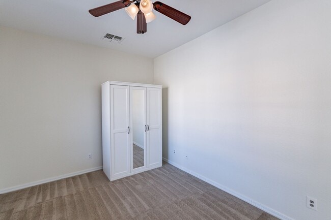 Building Photo - Spacious 4 Bed 2.5 Ba in Gated Community