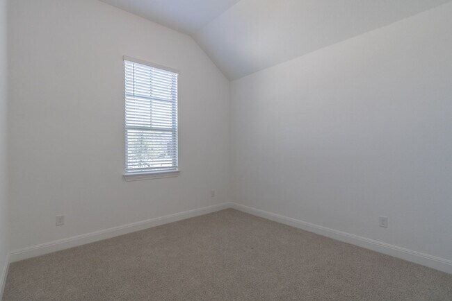 Building Photo - 124 Shagbark Trl