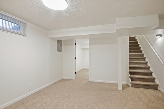 Building Photo - 1003 E Hopkins Dr