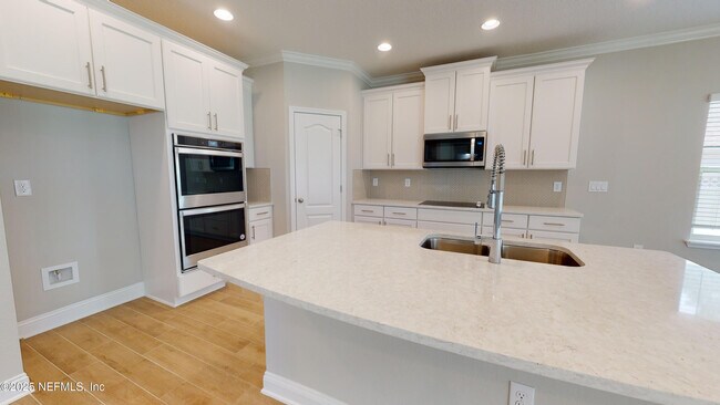 Building Photo - 1025 Wilmot Pl