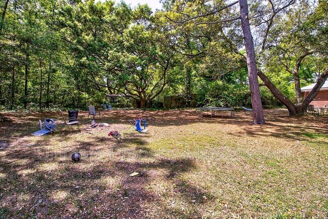 Building Photo - 220-1 Rose Ave