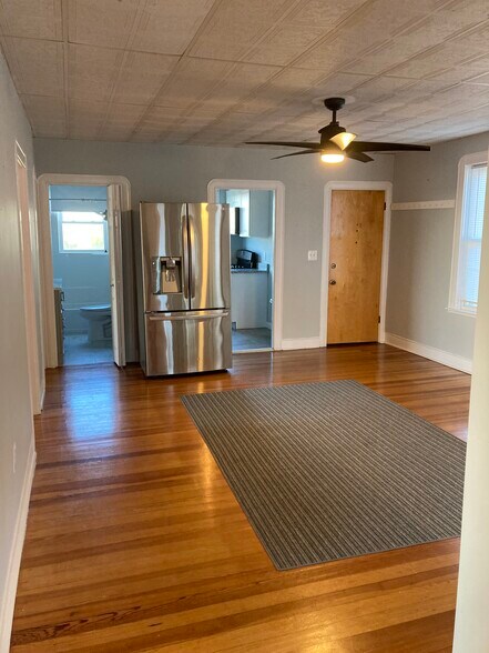 Building Photo - 56 Howland St