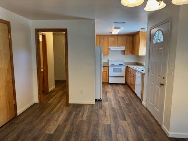 Building Photo - 323-325 SE K