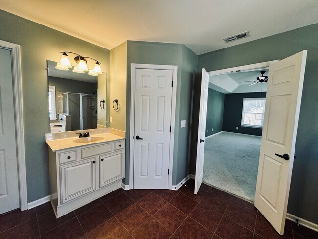 Building Photo - South AVL - Well Kept, Large Home with Garage