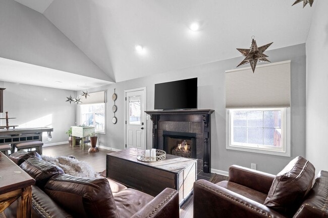 Building Photo - Country feel in the City.  Sharp 3 bed 2 bath.  Close to Fort Campbell.