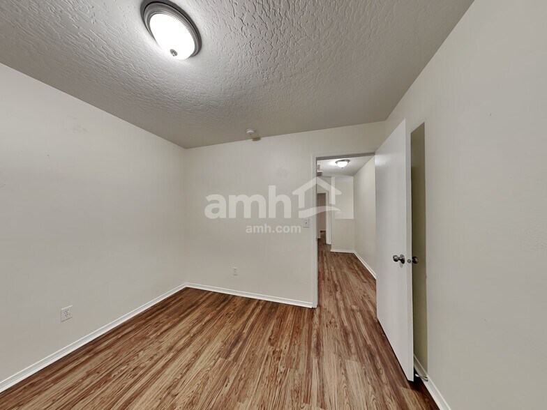 Building Photo - 1211 N Cambrick Dr