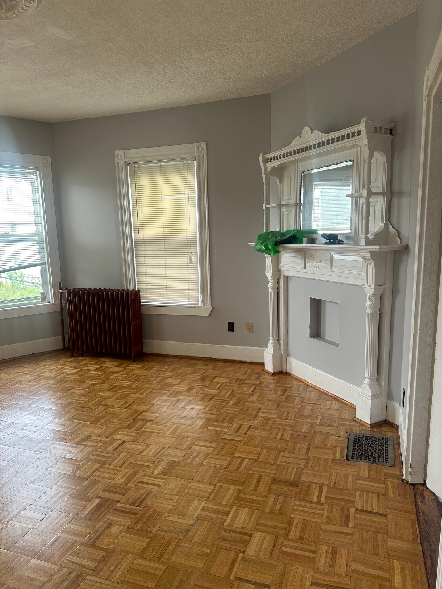 Building Photo - 19 Dewey St