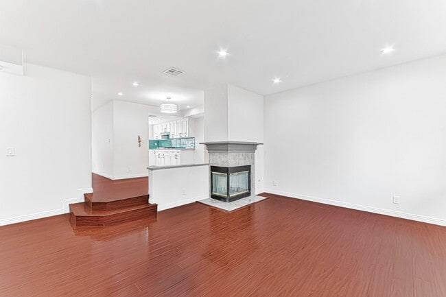 Building Photo - 402 California St