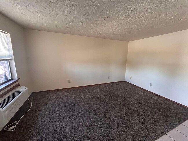 Building Photo - 1912 SW D Ave