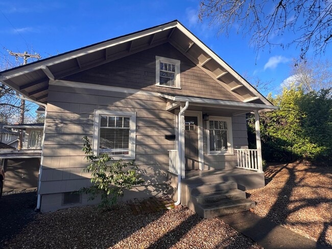 Primary Photo - 5BD/2BA Gorgeous Vintage Home