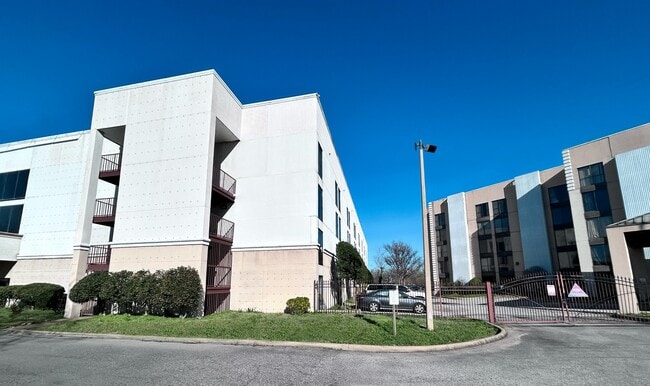 Building Photo - 2705-2715 Cherry Rd