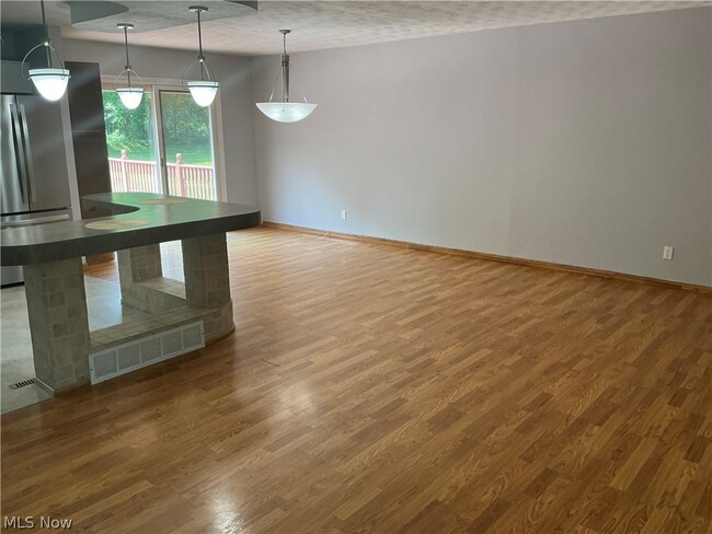 Building Photo - 3732 Maplecrest Rd