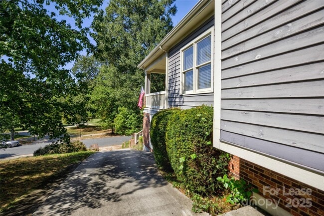 Building Photo - 909 Woodruff Pl