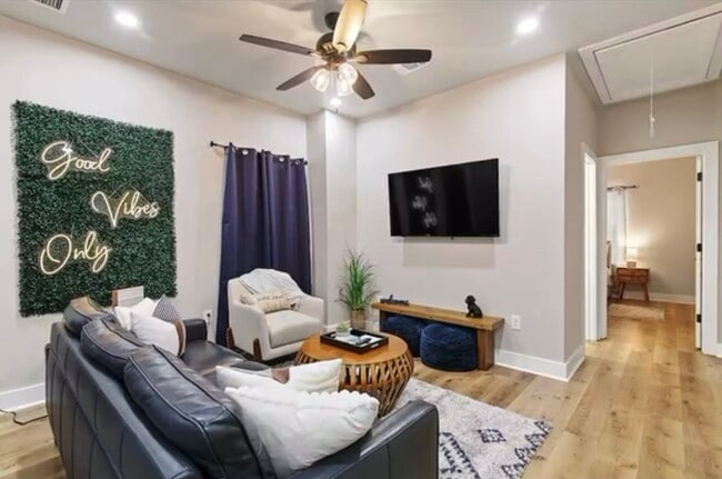 Building Photo - 2406 Truxillo St