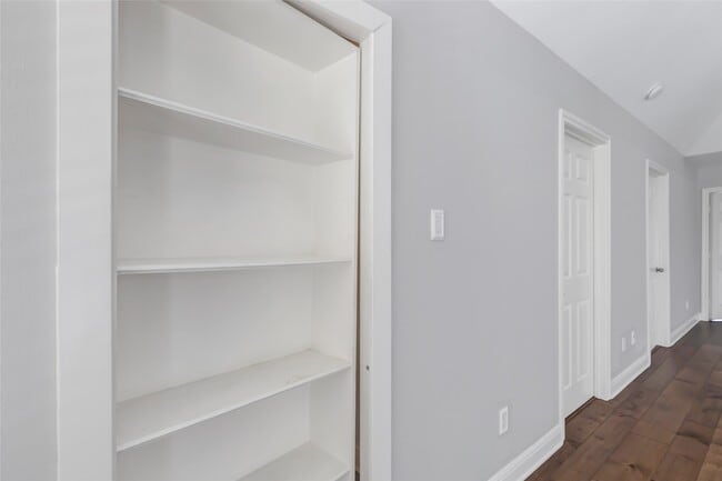 Building Photo - 14115 Norhill Pointe Dr