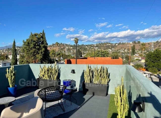 Building Photo - 2320 Fernleaf St