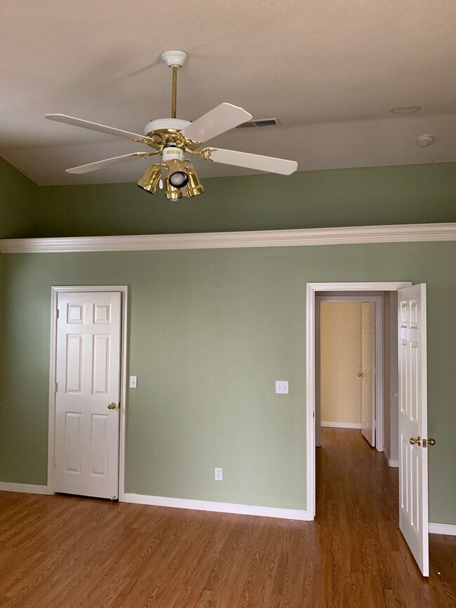 Building Photo - 3 Bedroom 2 Bath