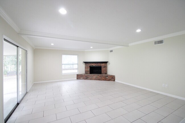 Building Photo - 10907 SW 24th Ave