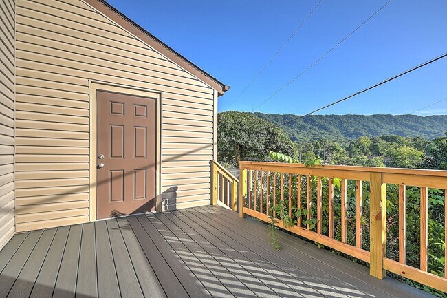 Building Photo - 501 Manor Dr