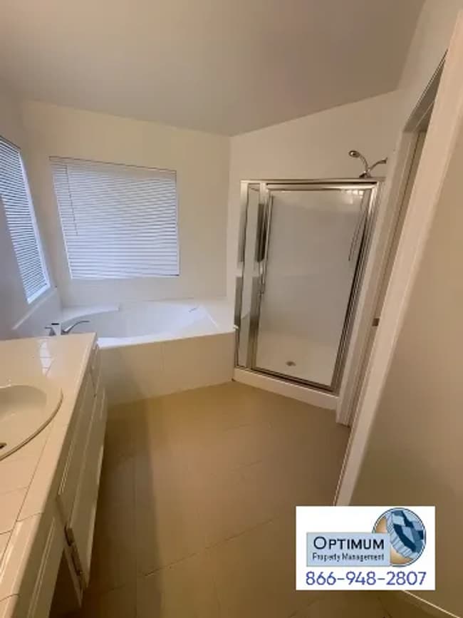 Building Photo - Beautiful 3 Bedroom, 2 Bathroom Home with Versatile Living Spaces