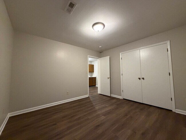 Building Photo - 221 Quintas Ave