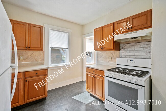 Building Photo - 2451 Wedgemere St