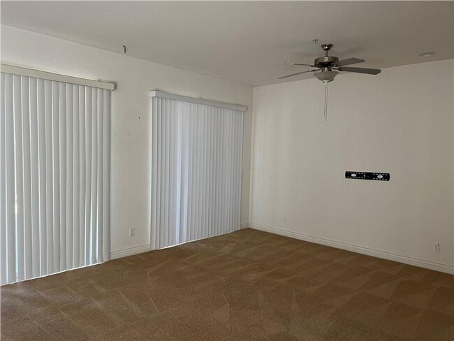 Building Photo - Spacious Condo