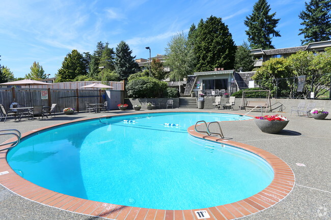 Pool w/ cabana w/ outdoor barbecue - Le Chateau Apartments