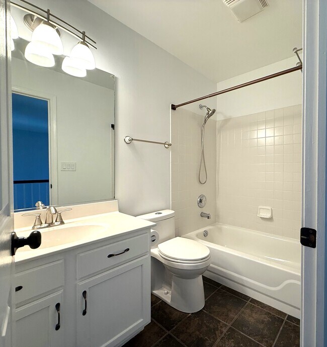 Building Photo - 924 Park Hill Cir