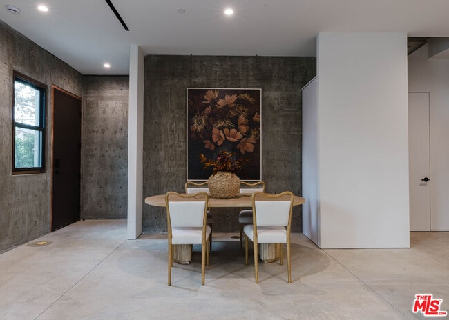 Building Photo - 2855 S Sycamore Ave