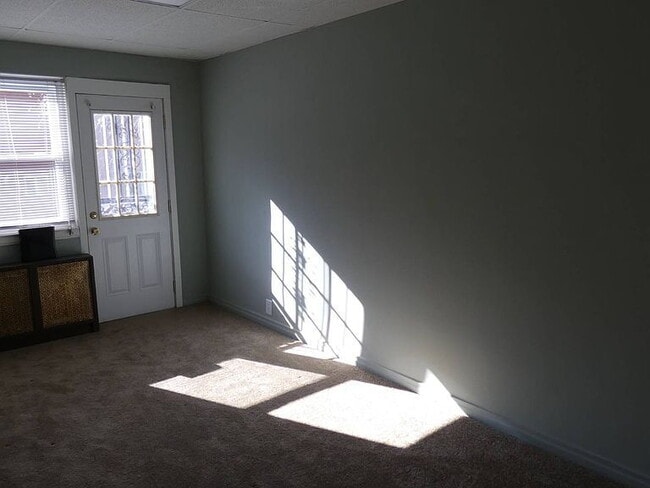 Building Photo - "Spacious 3-Bedroom Gem with Granite Accen...