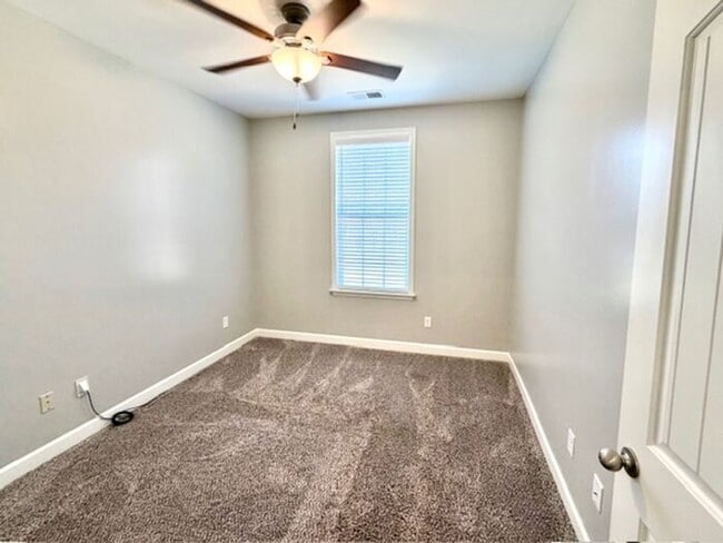 Building Photo - Now Leasing a 5-bedroom 3 bath home on Byhalia